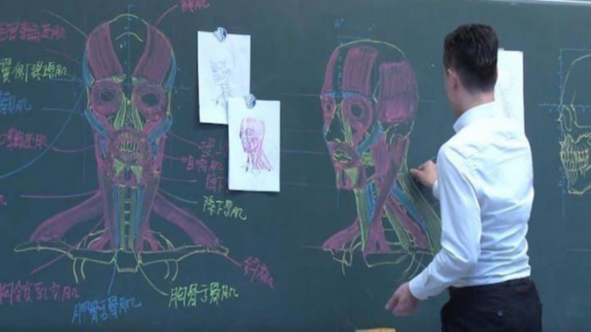 Tebeşir ile Anatomi Dersinde Muhteşem Çizimler Yapan Öğretmen
