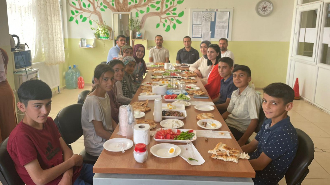 LGS öncesinde öğrencilerimiz ve okulumuzda görevli öğretmen arkadaşlarımızla kahvaltı yaptık.